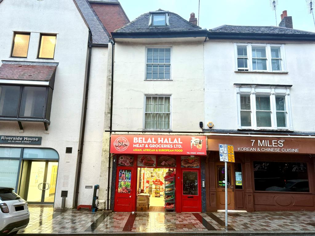 Lot: 150 - TOWN CENTRE FLAT FOR REFURBISHMENT - Top floor flat